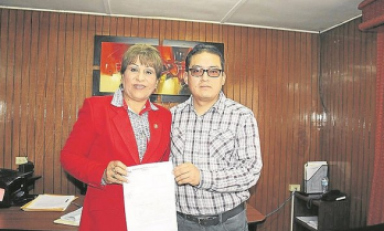 El gobernador regional de Áncash, Enrique Vargas, se reunió con la alcaldesa del Santa, Victoria Espinoza. (Foto Correo)