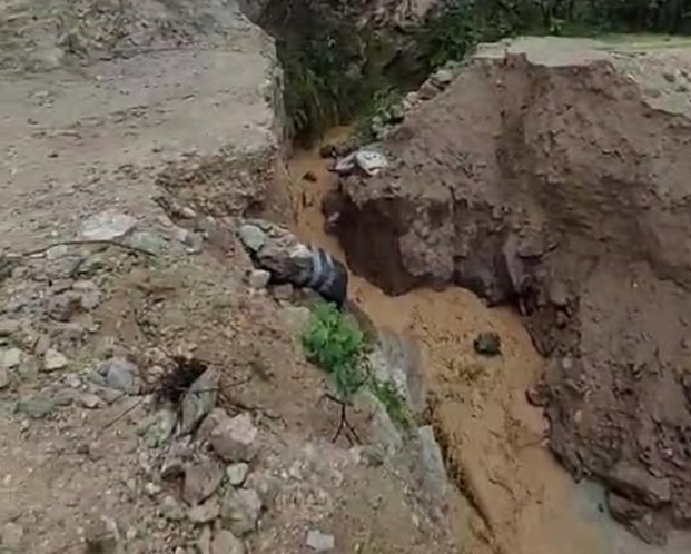 Áncash: lluvias intensas provocan caída de puente vecinal en Ocros y vivienda en Pampas