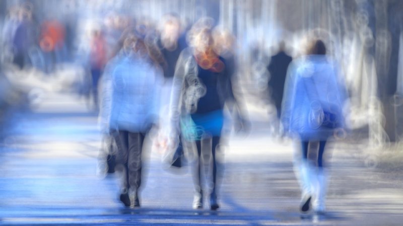 ¿Se pueden ensuciar los lentes intraoculares dentro del ojo y causar visión borrosa?