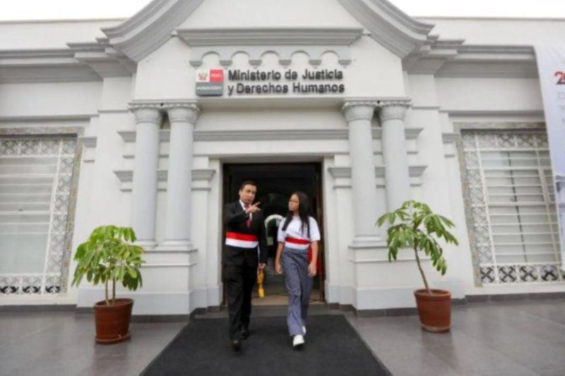 Ministerio de Justicia conmemora el Día Internacional de la Mujer con niña como ministra por un día