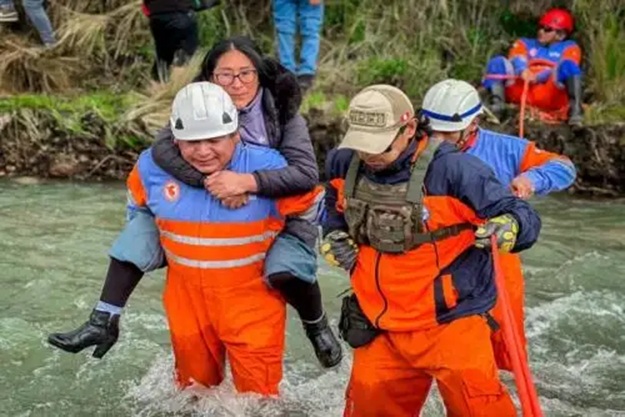 Áncash: viajeros cruzan el río con apoyo de rescatistas tras colapso de puente Collota en Recuay