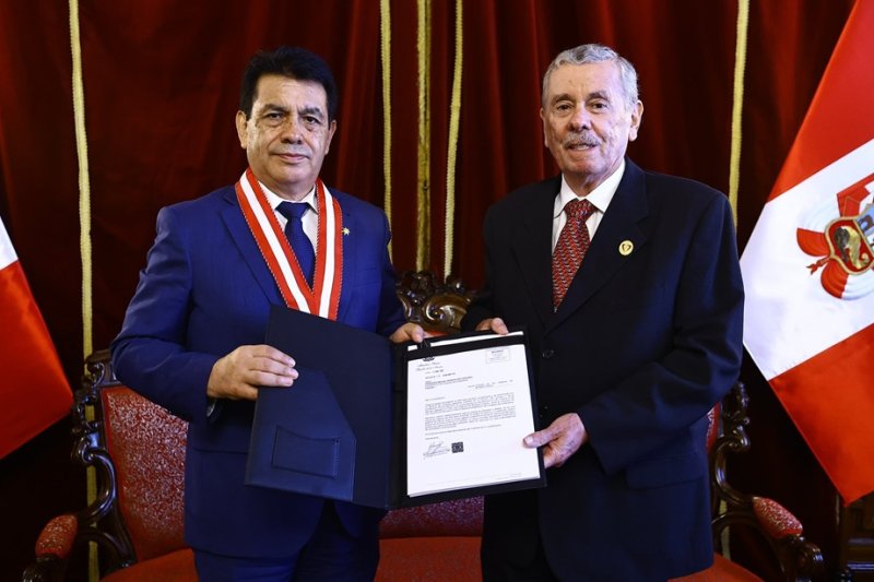 Tomás Gálvez entrega al Congreso proyecto de nueva Ley Orgánica del Ministerio Público