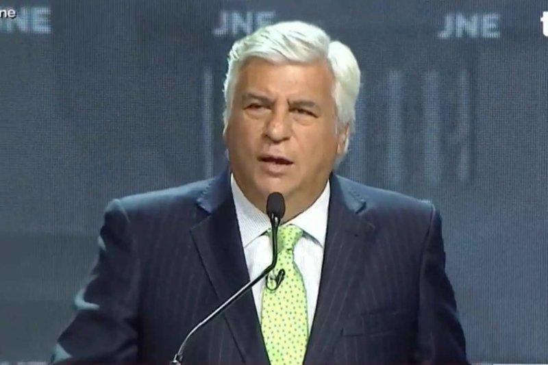 Candidato Fernando Olivera plantea el 8 % del PBI para educación