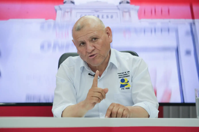 Falleció candidato presidencial Napoleón Becerra en accidente de carretera