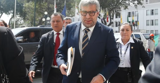 Fiscalía halla un tercer pasaporte vigente de Piero Corvetto tras allanamiento en su vivienda