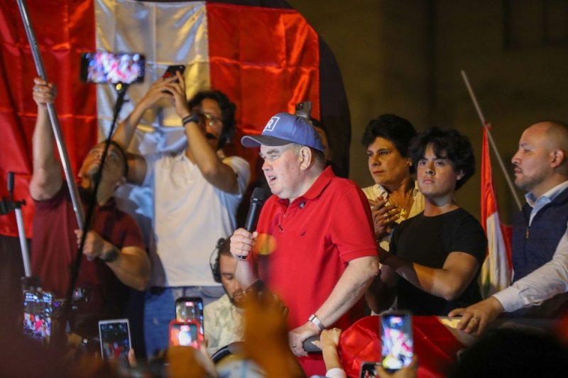 Rafael López Aliaga y cientos de ciudadanos protestaron en exteriores del JNE para denunciar irregularidades en las elecciones