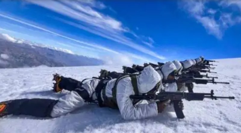 Comandos del Ejército se entrenan a 5900 metros de altura en nevado Vallunaraju en Áncash