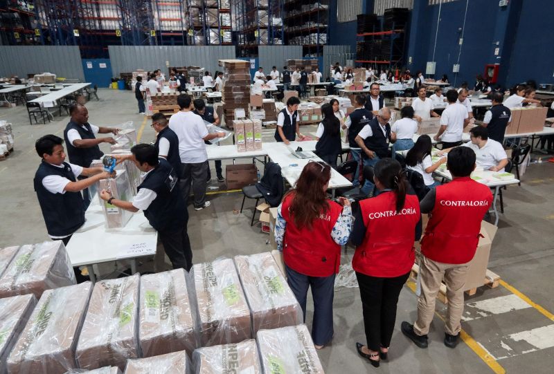 Contraloría supervisa llegada de material electoral a las ODPE y locales de votación