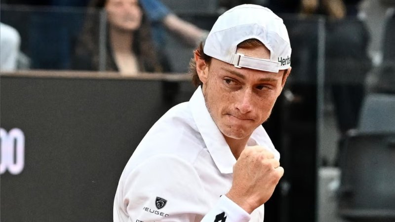 Ignacio Buse ganó 2-1 a Marcos Giron y clasificó a octavos de final del ATP 500 de Queen's