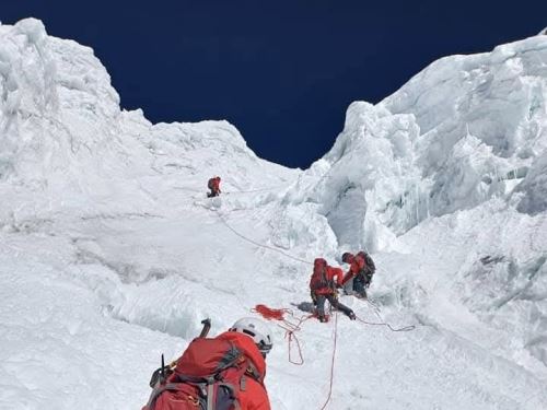 Áncash: rescatan a turista mexicana tras sufrir un accidente en el nevado Alpamayo