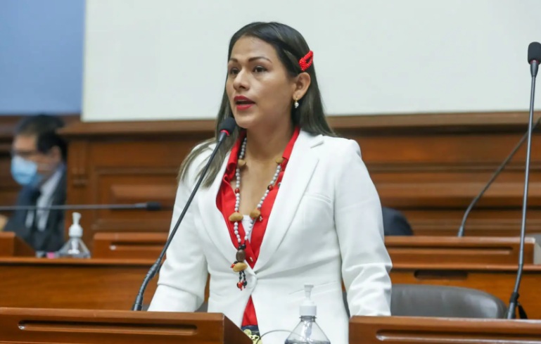 Juntos por el Perú anuncia proceso sumario a senadora Silvana Robles por incumplir acuerdo