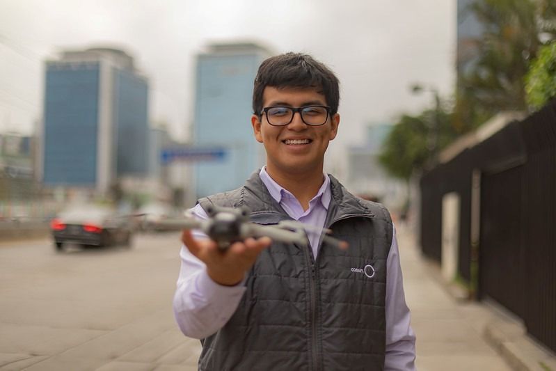 Becario presenta en Corea el primer sistema de IA para automatizar el monitoreo de obras en Perú