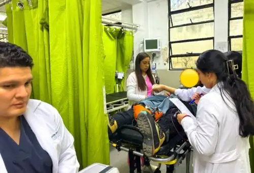 Áncash: personal especializado rescatan con vida a guía y turista tras avalancha en el nevado Huascarán