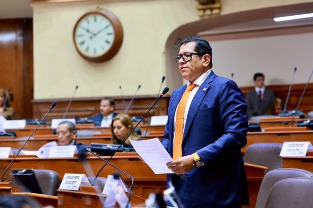 Diputado Carlos Domínguez pide medidas urgentes ante el retroceso glaciar en Áncash