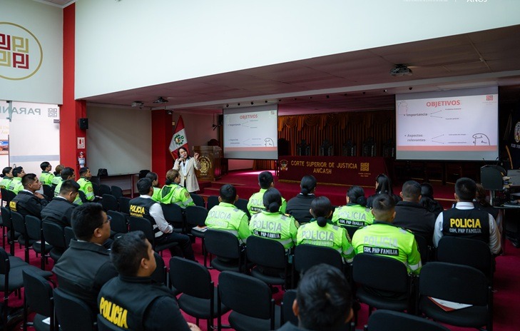 CSJAN capacita a efectivos policiales de Huaraz para fortalecer la atención de casos de violencia familiar