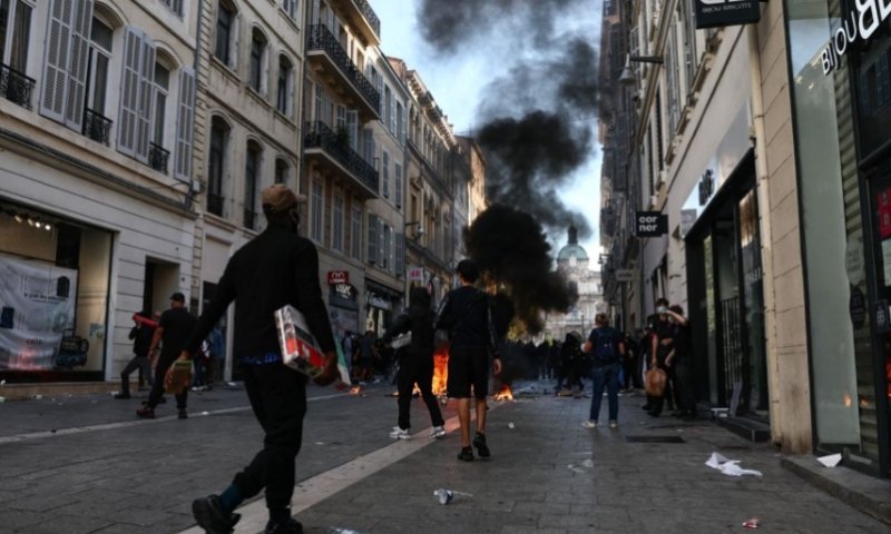 Francia: Imponen toque de queda y hay por lo menos 350 detenidos por disturbios