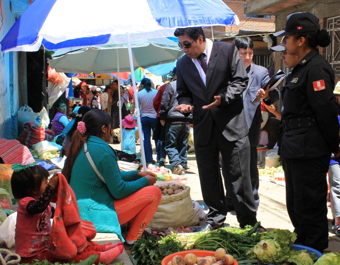 Exhortan a comerciantes de exparada Quilcay no exponer a sus hijos 