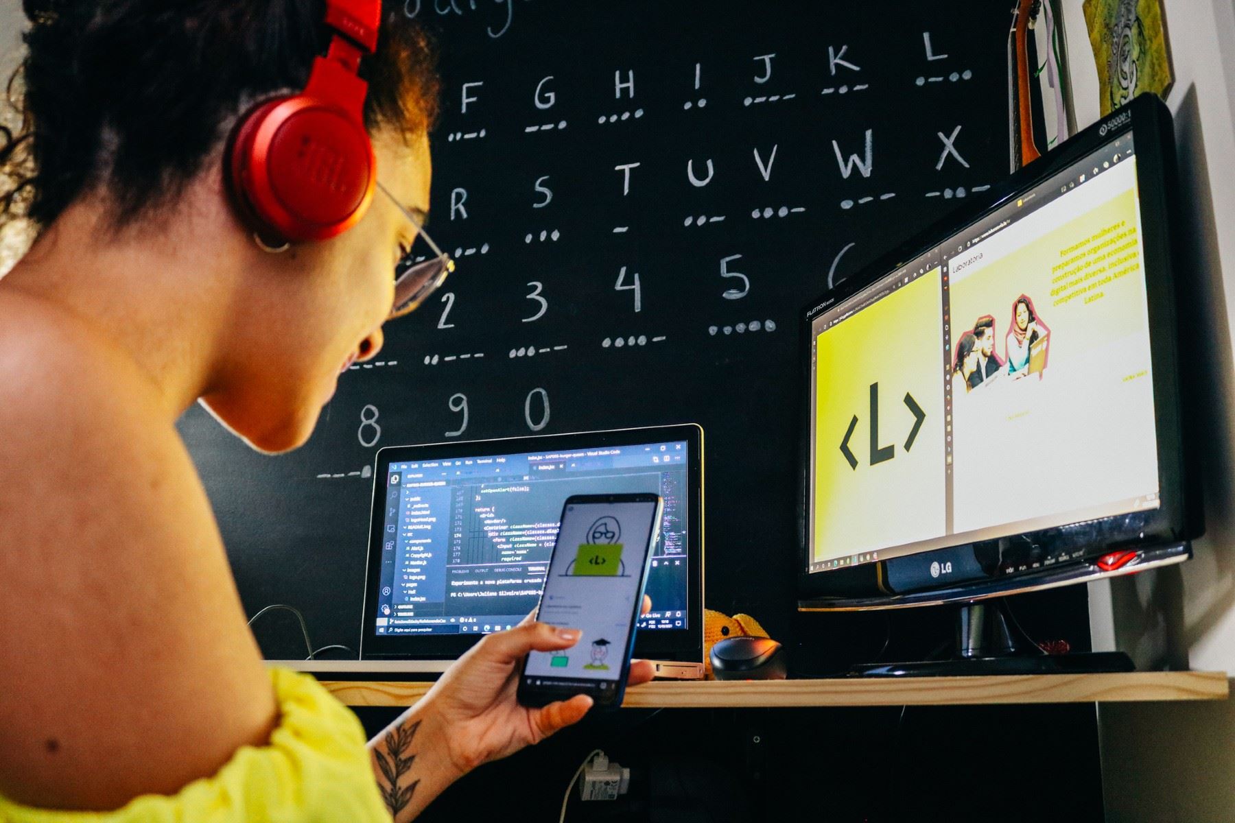 ¿Te apasiona la tecnología? Lanzan becas para mujeres que quieren aprenden desarrollo web