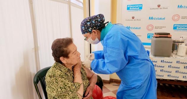 Áncash: inician vacunación bivalente para adultos mayores de 60 años