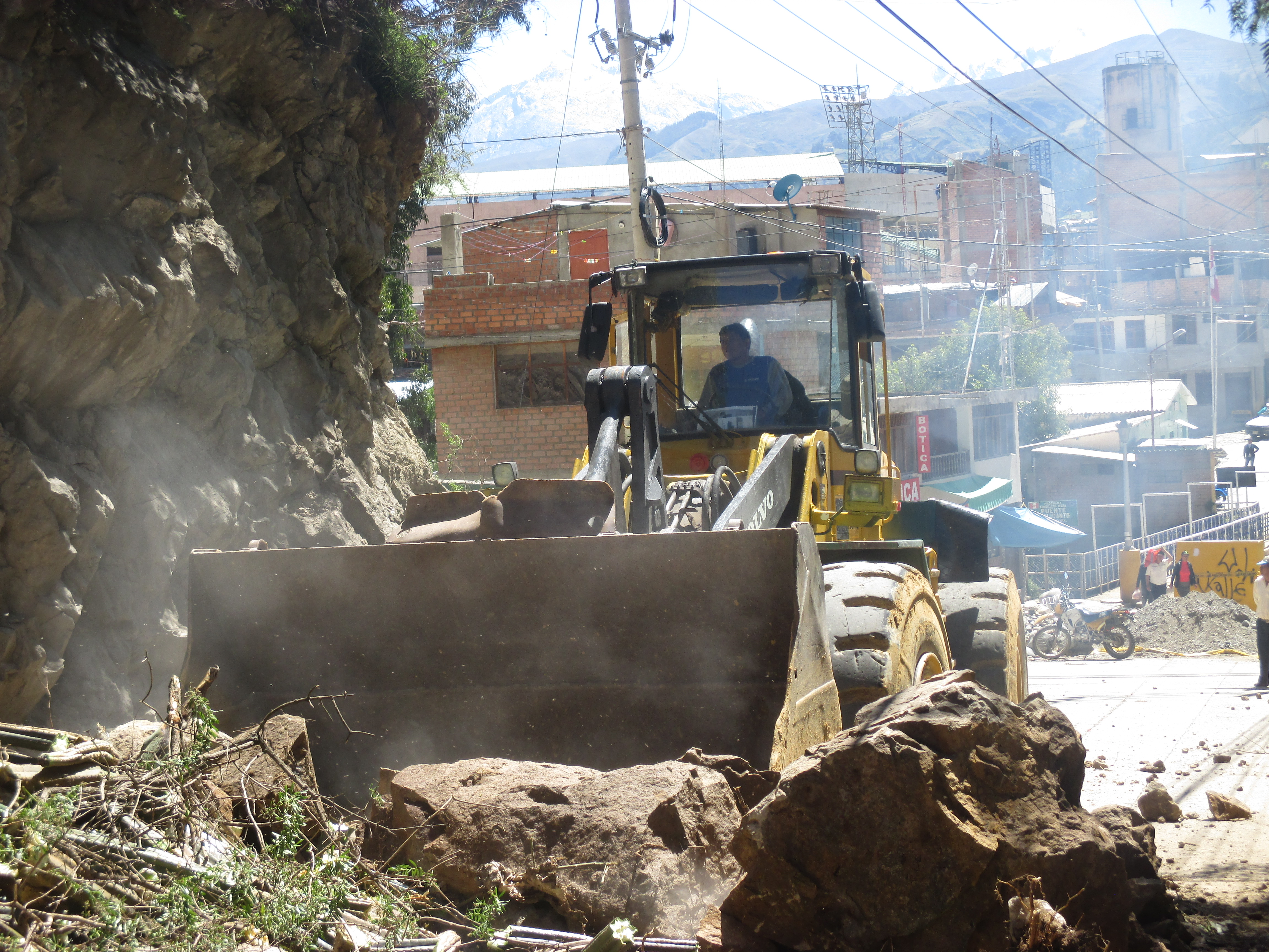 Limpian la vía afectada por el derrumbe del cerro Balcón de Judas