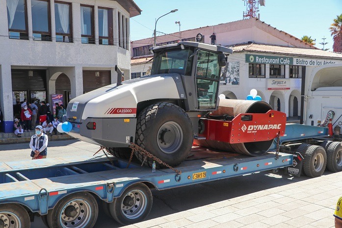 Alcalde de Huaraz entrega maquinaria pesada para mejora de caminos vecinales