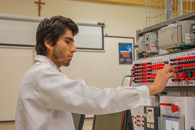 Conoce qué carreras de ingeniería son mejor pagadas a jóvenes egresados 