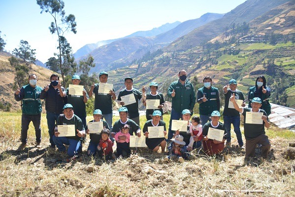 Áncash: agricultores mejoran técnicas de producción de manzana en la escuelas de campo