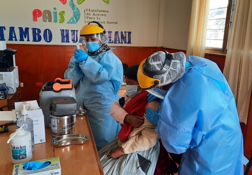 Trabajo en “Tambos” permitió vacunar a 6,700 adultos mayores de zonas rurales contra el covid - 19 