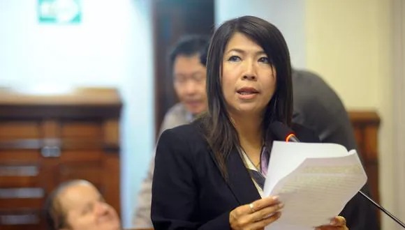 María Cordero fue suspendida 120 días por recortarle el salario a su personal de trabajo.