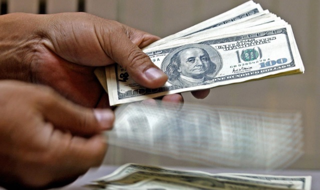 Dólar cae rápidamente y ya se sitúa en su nivel más bajo en año y medio
