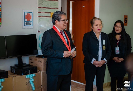 Huaraz: presidente de la CSJAN entregó computadoras y equipos para fortalecer los juzgados de Paz Letrado