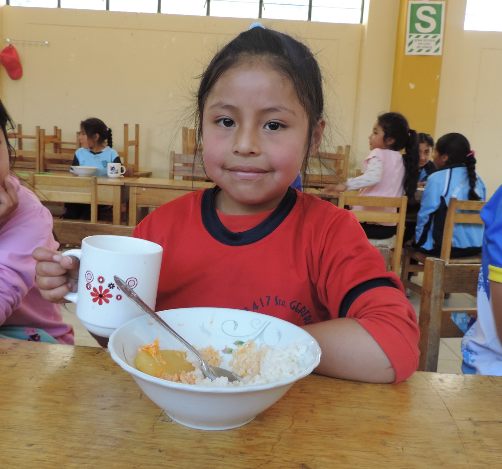 Escolares del colegio n. ° 86569 de Cayac consumen alimentos nutritivos de Qali Warma