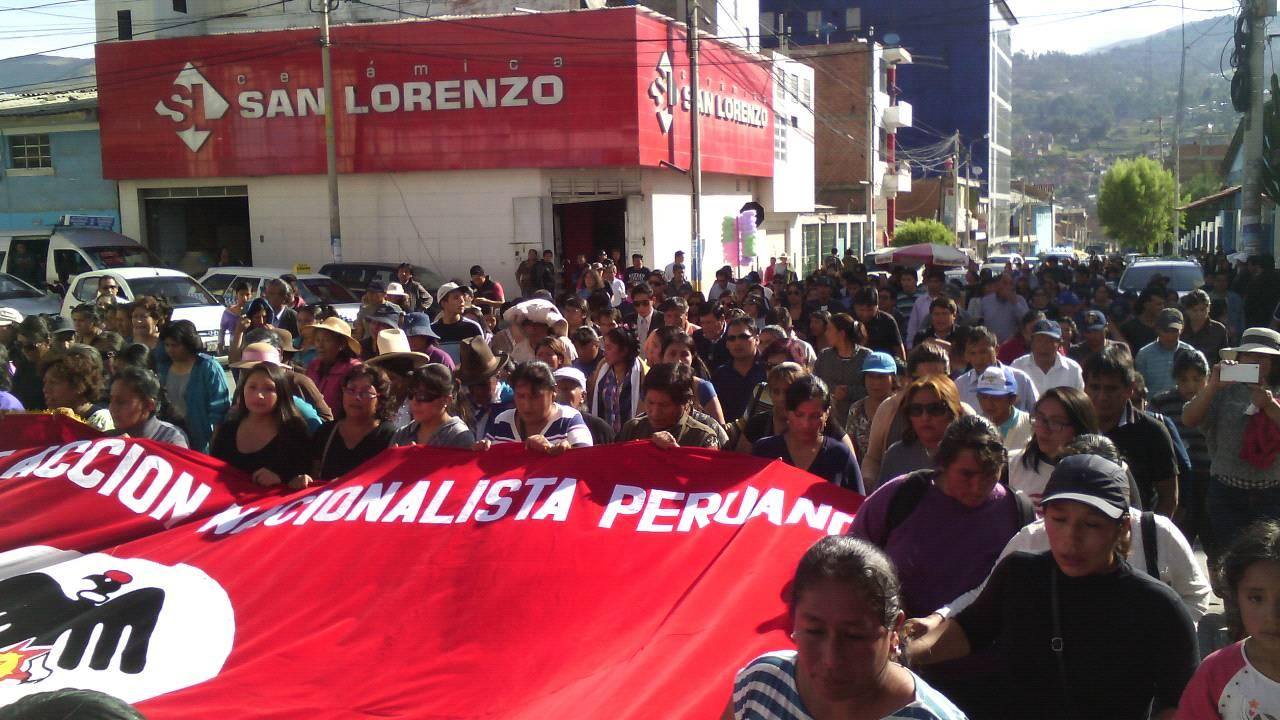 Cientos de pobladores recibieron y acompañaron el féretro de ex alcalde Lombardo Mautino