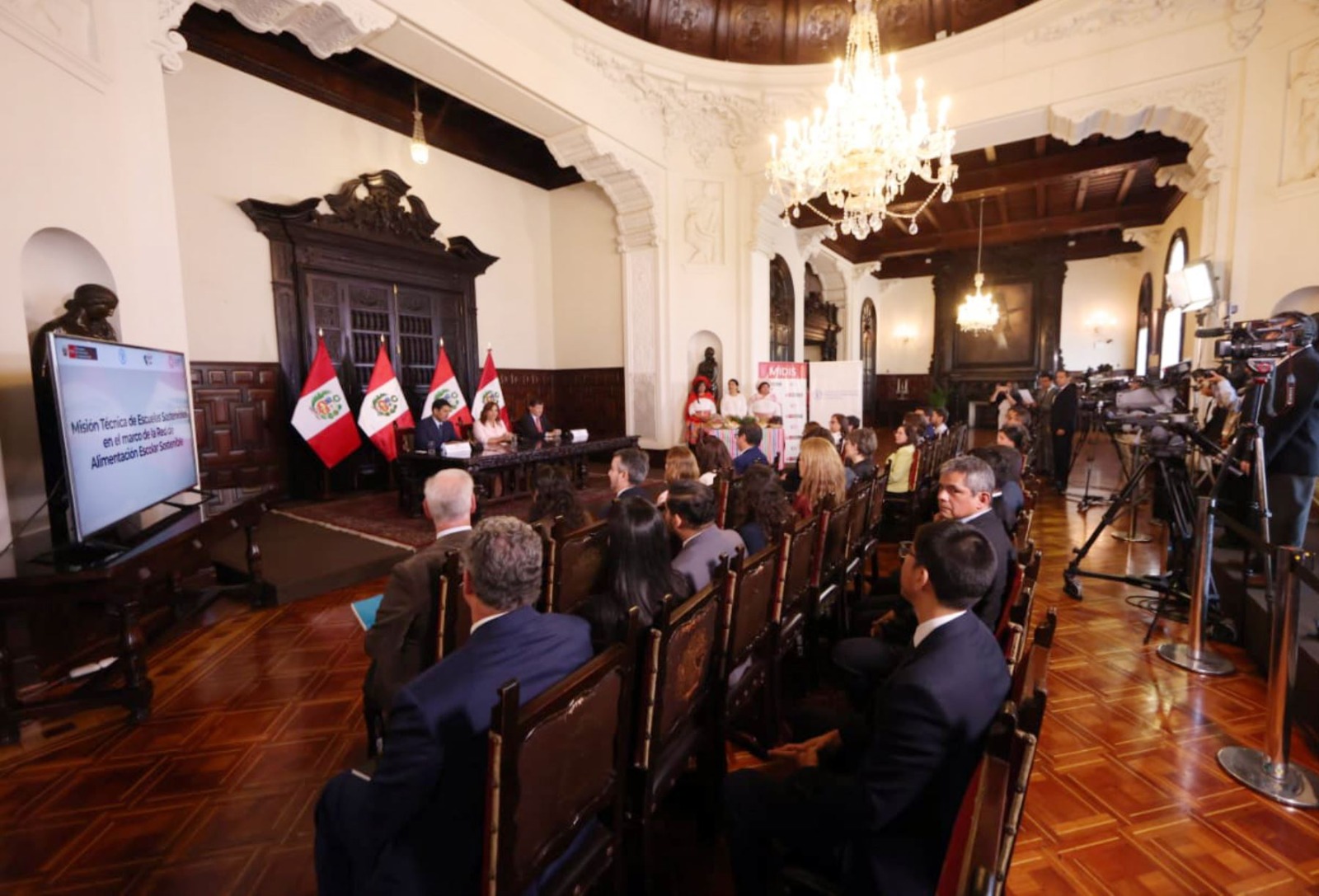 Presidenta Boluarte destaca importancia de alimentación saludable en etapa escolar