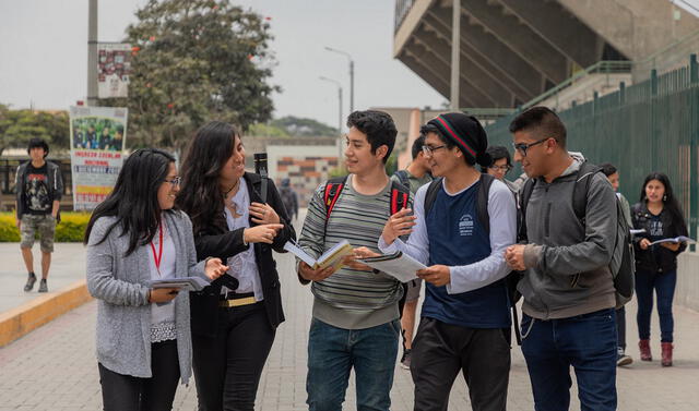¿Cuáles son los beneficios de estudiar una carrera profesional?