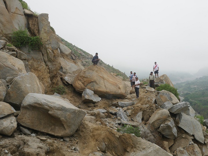 Carretera bloqueada en caseríos de Moro por caída de rocas y huaicos