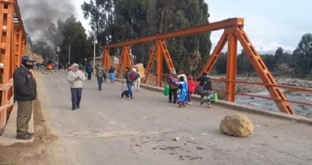 Acatan paro de 48 horas en la sierra de Áncash y bloquean Puente Parco