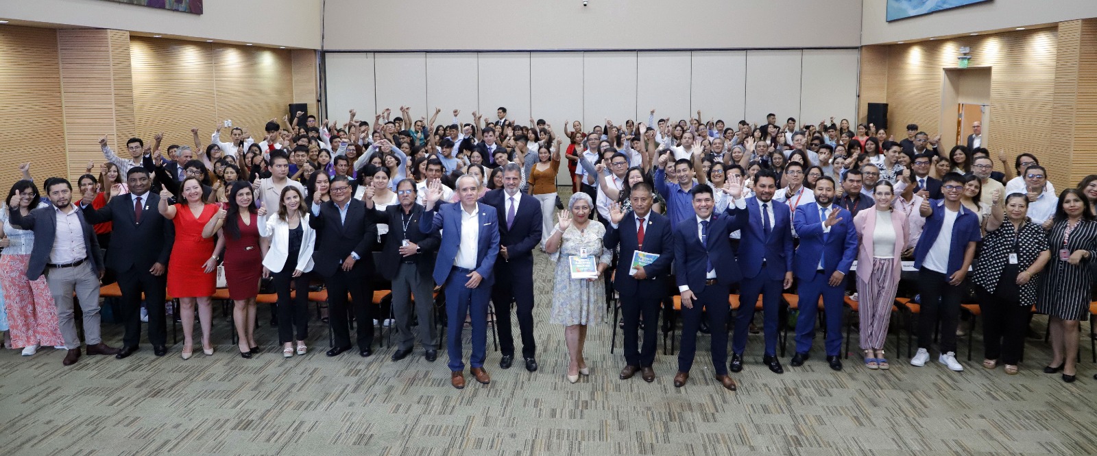 UTP otorgó becas a más de 550 egresados de los Colegios de Alto Rendimiento