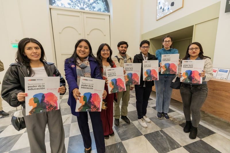 Presentan libro “Testimonios del poder de la educación”, sobre la vida transformada de becarios