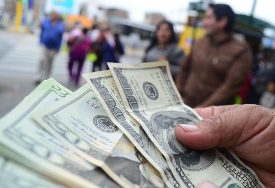 Prevén debilitamiento del dólar a lo largo del 2024 por desaceleración en EE.UU.