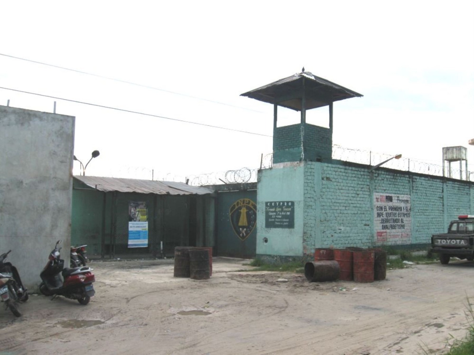 ¿En qué consiste la norma sobre grilletes electrónicos y deshacinamiento de cárceles?