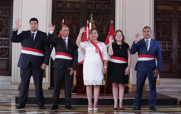 Dina Boluarte tomó juramento a cuatro nuevos ministros 