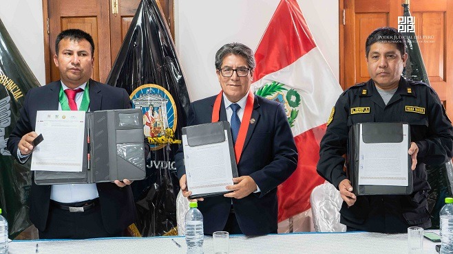 Corte de Áncash, comuna de Huari y PNP suscriben acta de compromiso para implementar el botón de pánico