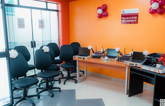 Presidente de la Corte de Áncash entregó equipos para potenciar el archivo de esa sede judicial