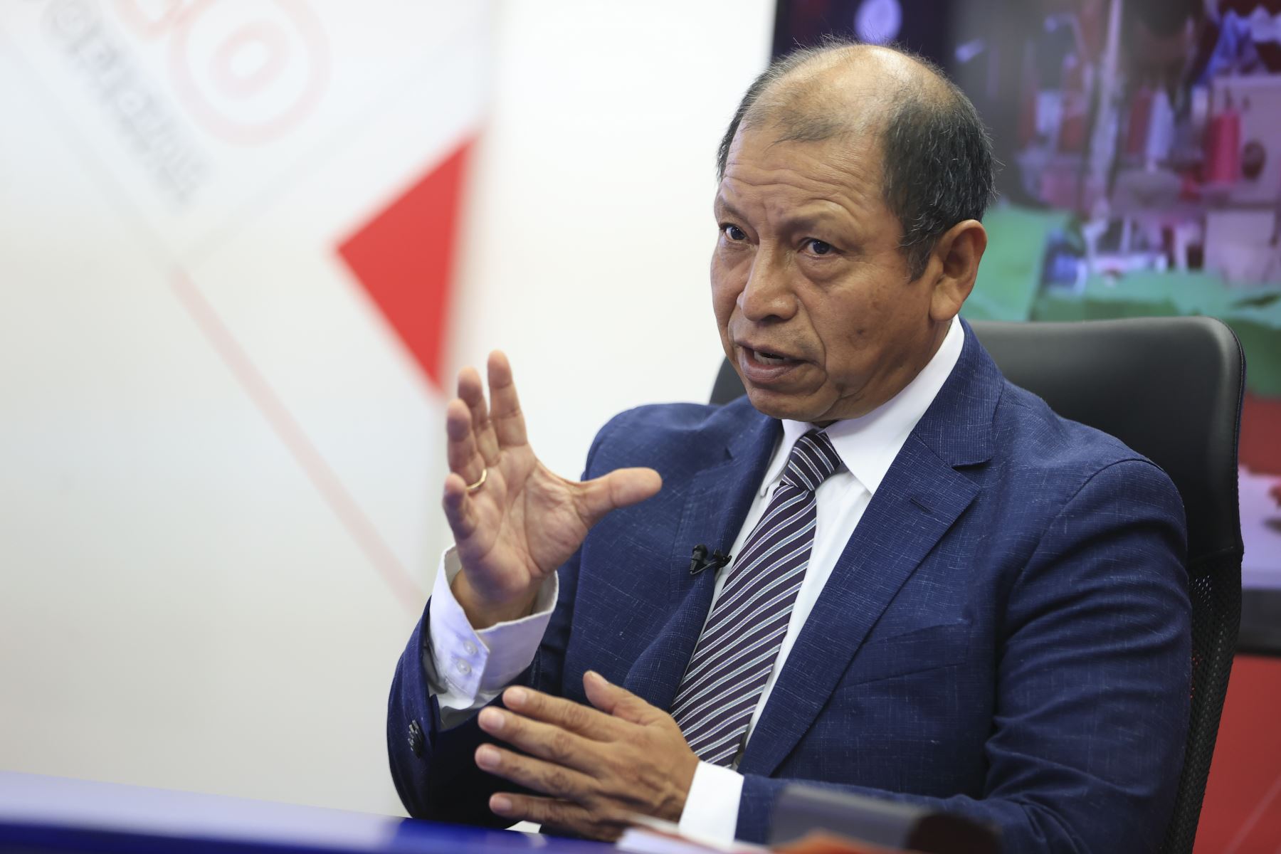 Ministro de Trabajo considera que se debe aumentar sueldo mínimo, pero de forma responsable