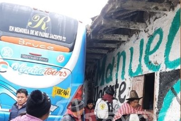 Bus con pasajeros se despista y choca contra vivienda en Chavín