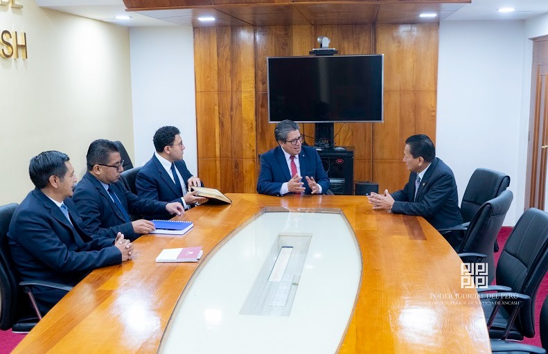 Titular de Corte de Áncash se reunió con rector de la Unasam para tratar firma de convenio