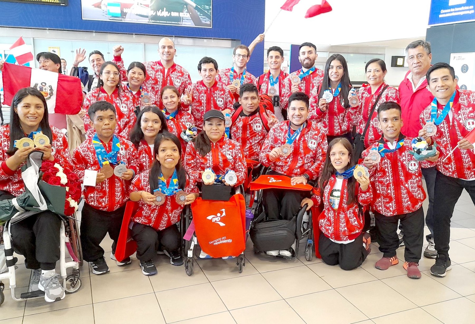 Los 16 medallistas de parabádminton en los Juegos Santiago 2023 fueron recibidos con diplomas