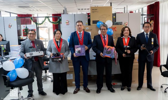 Presidente de la Corte de Áncash entregó equipos de cómputo   al Módulo Laboral de la CSJAN