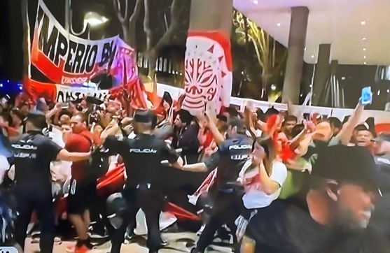 Reportan maltratos de la policía española a jugadores de la Selección Peruana